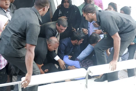 Chuyển một phụ nữ bị thương trong vụ nổ trên chiếc xuống cao tốc chở Tổng thống Abdulla Yameen. (Nguồn: Reuter/TTXVN)