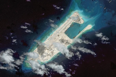 Ảnh bãi đá Chữ Thập (Fiery Cross Reef) chụp tháng 8/2015 cho thấy Trung Quốc đang ráo riết bồi đắp trái phép và quân sự hóa. (Nguồn: The Guadian)