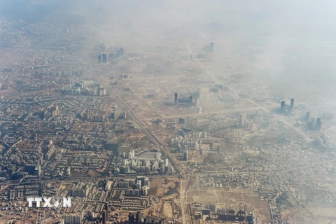 Sương mù và khói bao phủ khu vực ngoại ô thủ đô New Delhi ngày 25/11/2014. (Nguồn: AFP/TTXVN)