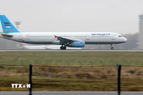 Một chiếc máy bay Airbus A321 của Hãng hàng không Nga Kogalymavia (Metrojet) hạ cánh xuống dân bay Domodedovo ở thủ đô Moscow ngày 25/10. (Nguồn: AFP/TTXVN)