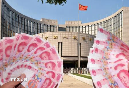 Đồng tiền nhân dân tệ của Trung Quốc phía trước Ngân hàng Nhân dân Trung Quốc ở thủ đô Bắc Kinh. (Nguồn: Kyodo/TTXVN)
