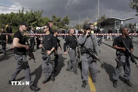 Binh sỹ Israel phong tỏa khu vực hai người nước này bị một người Palestine tấn công bằng dao ở Jerusalem ngày 30/10. (Nguồn: AFP/ TTXVN)