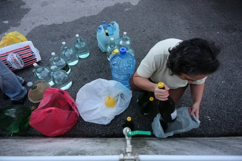 Người dân Messina hứng nước sinh hoạt. (Nguồn: La Repubblica)