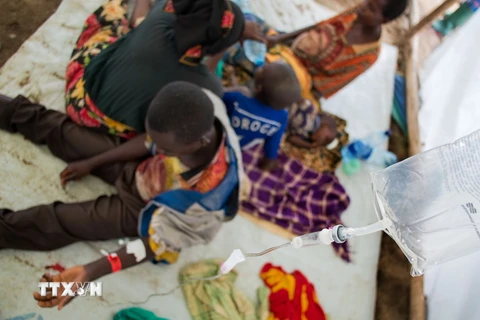 Người tị nạn Burundi mắc dịch tả được điều trị tại Kagunga, Tanzania ngày 21/5. (Nguồn: AFP/TTXVN)
