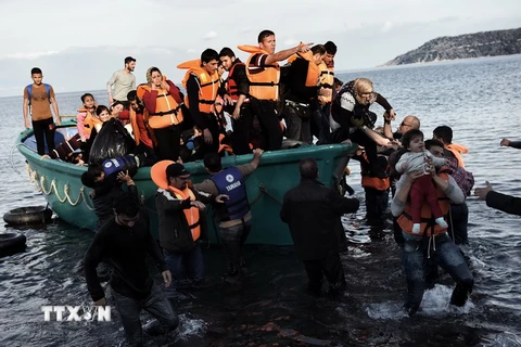 Người tị nạn và di cư tới đảo Lesbos, Hy Lạp sau cuộc hành trình vượt biển Aegean, Thổ Nhĩ Kỳ ngày 10/11. (Nguồn: AFP/TTXVN)