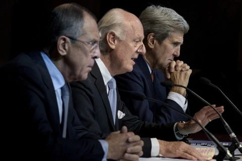 Ngoại trưởng Nga Sergey Lavrov (trái) Đặc phái viên Liên hợp quốc về Syria Staffan de Mistura (giữa) và Ngoại trưởng Mỹ John Kerry. (Nguồn: Reuters)