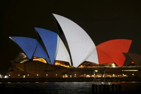 Mái vòm nhà hát con sò ở Sydney được phủ màu cờ Pháp. (Nguồn: ABC)