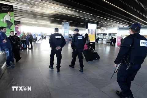 Cảnh sát Pháp tuần tra tại sân bay quốc tế Bordeaux ở Mérignac, miền Tây Nam Pháp sau các vụ tấn công ở Paris, ngày 14/11. (Nguồn: AFP/TTXVN)