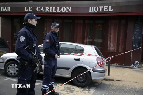 Cảnh sát Pháp tuần tra bên ngoài một nhà hàng ở quận 10 thủ đô Paris, một trong sáu địa điểm bị tấn công khủng bố đêm 13/11. (Nguồn: AFP/TTXVN)