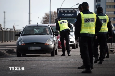 Cảnh sát Pháp kiểm tra các phương tiện giao thông sau các vụ tấn công ở Paris, ngày 14/11. (Nguồn: AFP/TTXVN)
