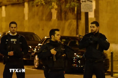 Cảnh sát phong tỏa hiện trường một vụ tấn công khủng bố ở Paris ngày 13/11. (Nguồn: THX/TTXVN)