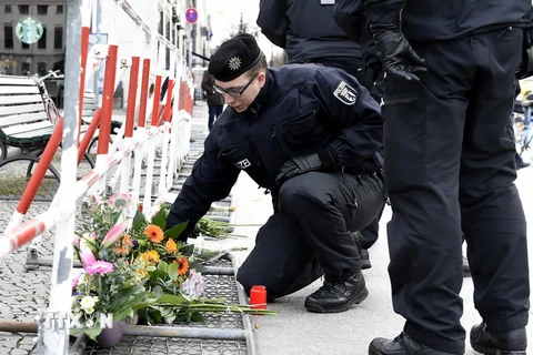 Tưởng niệm các nạn nhân loạt vụ khủng bố đẫm máu ở Paris, bên ngoài Đại sứ quán Pháp ở Berlin (Đức) ngày 14/11. (Nguồn: AFP/TTXVN) 