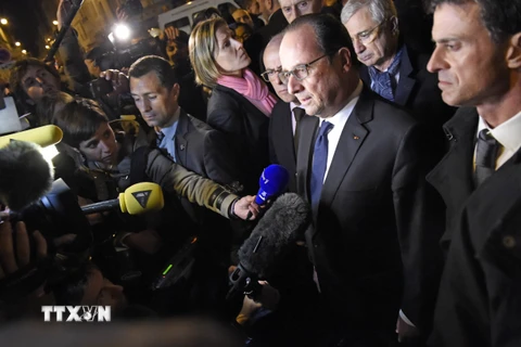 Tổng thống Pháp Francois Hollande (thứ hai, phải), Bộ trưởng Nội vụ Bernard Cazeneuve (giữa) và Thủ tướng Manuel Valls (phải) tại hiện trường sau vụ tấn công ở nhà hát Bataclan ngày 14/11. (Nguồn: AFP/TTXVN)