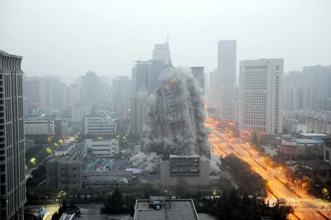 Hiện trường vụ dùng mìn đánh sập tòa nhà cao hơn 100m ở Trung Quốc