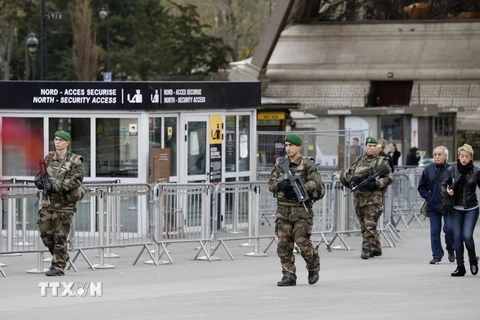 Binh sỹ Pháp tuần tra tại khu vực Tháp Eiffel ở Paris ngày 14/11. (Nguồn: AFP/TTXVN)