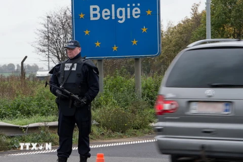 Cảnh sát Pháp kiểm soát tại Neuville-en-Ferrain, biên giới giữa Pháp và Bỉ ngày 14/11, sau các vụ tấn công khủng bố. (Nguồn: AFP/TTXVN)