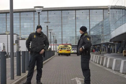 Cảnh sát bên ngoài nhà ga số 3 sân bay Kastrup. (Nguồn: AFP)