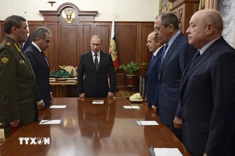 Tổng thống Vladimir Putin (giữa) họp với các quan chức cấp cao Nga về kết quả điều tra vụ máy bay Nga rơi tại bán đảo Sinai. (Nguồn: THX/TTXVN)