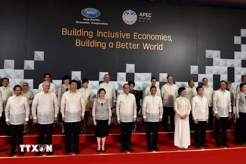 Chủ tịch nước Trương Tấn Sang (thứ 6, từ phải sang, hàng đầu) chụp ảnh chung cùng các nhà lãnh đạo các nền kinh tế thành viên tại Hội nghị cấp cao APEC ở Manina ngày 18/11. (Nguồn: YONHAP/TTXVN)