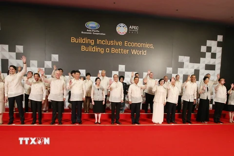 Chủ tịch nước Trương Tấn Sang (thứ 6, từ phải sang, hàng đầu) chụp ảnh chung cùng các nhà lãnh đạo các nền kinh tế thành viên tại Hội nghị cấp cao APEC ở Manila ngày 18/11. (Nguồn: THX/TTXVN)