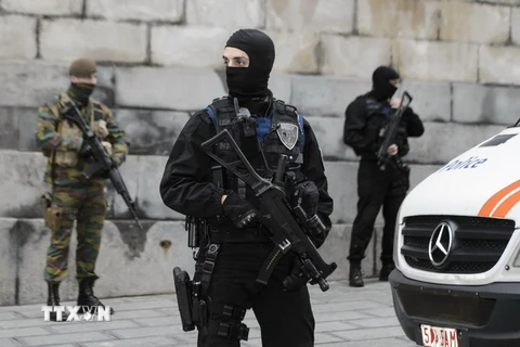 Cảnh sát và binh sỹ Bỉ gác tại thủ đô Brussels ngày 20/11 sau khi nước này nâng mức cảnh báo khủng bố lên mức cao nhất. (Nguồn: AFP/TTXVN)