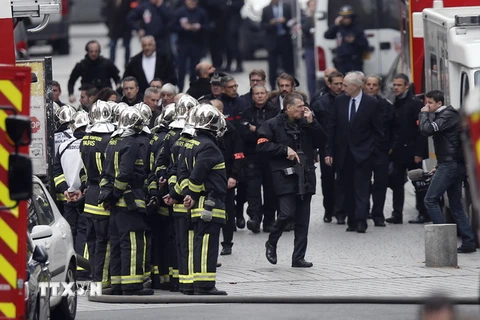 Cảnh sát Pháp làm nhiệm vụ trong cuộc vây ráp tại Saint-Denis ngày 18/11. (Nguồn: THX/TTXVN)