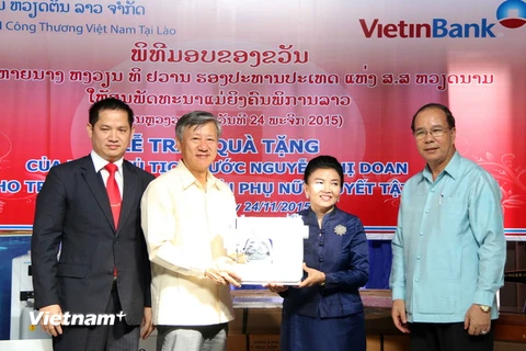 Đại sứ Việt Nam tại Lào Nguyễn Mạnh Hùng đã trao quà tặng của Phó Chủ tịch nước Nguyễn Thị Doan dành tặng Trung tâm Phát triển phụ nữ khuyết tật Lào. (Ảnh: Phạm Kiên/Vietnam+)