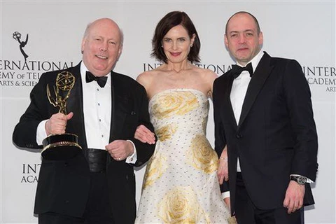 Người nhận giải thưởng Nhà sáng lập Emmy Quốc tế Julian Fellowes (trái), Elizabeth McGovern và Gareth Neame dự Giải thưởng quốc tế Emmy lần thứ 43 tại Khách sạn Hilton New York ngày 23/11. (Nguồn: AP)