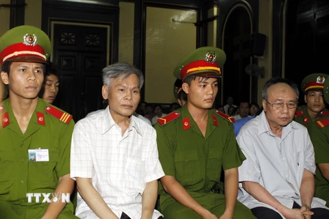 Bị cáo Vũ Quốc Hảo (trái) và bị cáo Đặng Văn Hai tại phiên tòa xét xử sơ thẩm năm 2013. (Ảnh: Hoàng Hải/TTXVN)