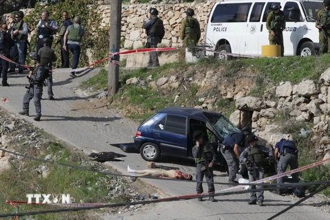 Binh sỹ Israel phong tỏa tại hiện trường vụ tấn công của người Palestine ở Beit Omar, gần Hebron ngày 27/11. (Nguồn: AFP/TTXVN)