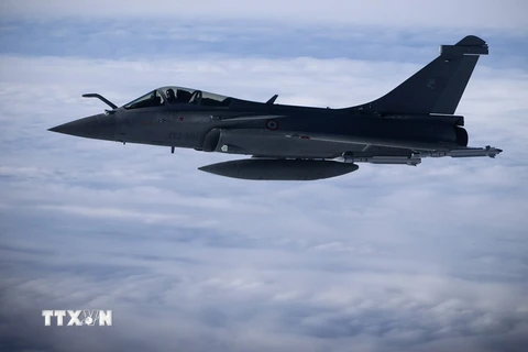 Máy bay Rafale bay trên không phận Pháp ngày 29/4. (Nguồn: AFP/TTXVN)