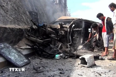 Hiện trường vụ đánh bom xe tỉnh trưởng ở Aden. (Nguồn: AFP/TTXVN)