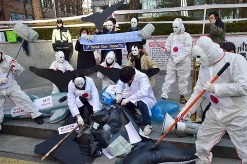 Các nhà hoạt động vì môi trường của Hàn Quốc đóng vai ngư dân Nhật đâm 'cá voi' trong một cuộc biểu tình chống lại hạm đội săn cá voi của Nhật Bản đi đến Nam Cực. (Nguồn: AFP)