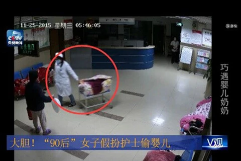 Camera ghi lại quá trình người phụ nữ giả làm y tá đánh cắp bé sơ sinh