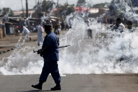 Cảnh sát Burundi xịt hơi cay vào người biểu tình. (Nguồn: Reuters)