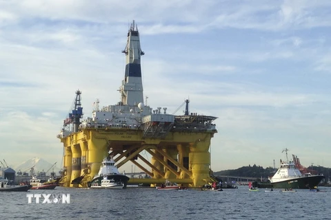 Giàn thăm dò dầu của tập đoàn Shell ở ngoài khơi Alaska, Mỹ ngày 15/6. (Nguồn: AFP/TTXVN)