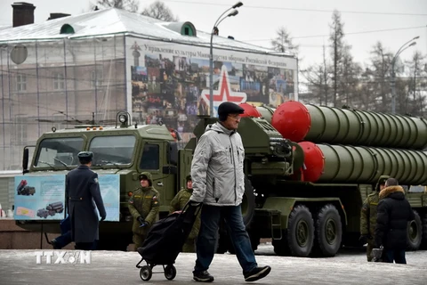 Hệ thống tên lửa đất đối không S-400 của Nga trưng bày tại Quảng trường Suvorovskaya. (Nguồn: AFP/TTXVN)