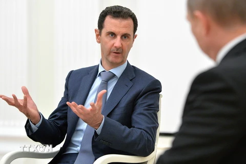 Tổng thống Syria Bashar al-Assad (trái) trong cuộc gặp với Tổng thống Nga Vladimir Putin (phải) tại thủ đô Moskva, Nga ngày 21/10. (Nguồn: AFP/TTXVN)