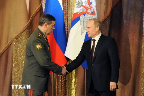 Tổng thống Putin và Tướng Valery Gerasimov trong cuộc họp với các tướng lĩnh đứng đầu quân đội Nga tại Moskva. (Nguồn: AFP/TTXVN)