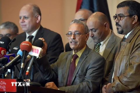 Đại diện Quốc hội Libya được quốc tế công nhận Ibrahim Fethi Amish (giữa) tại cuộc họp báo sau đàm phán ở ngoại ô Tunis, Tunisia ngày 6/12. (Nguồn: AFP/TTXVN)