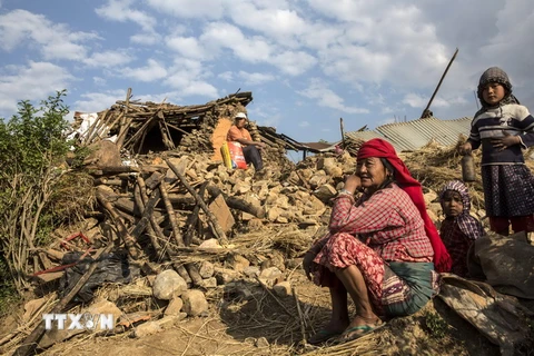 Người dân bị mất nhà cửa sau trận động đất ở Kathmandu, Nepal ngày 27/4. (Nguồn: AFP/TTXVN)
