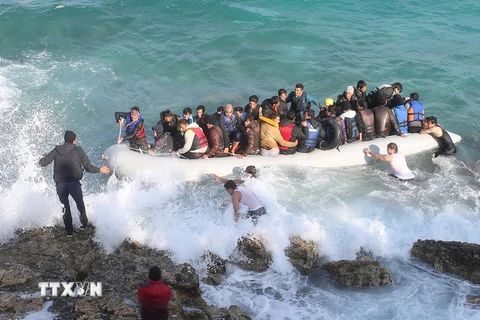 Người di cư trong chuyến hành trình vượt biển đầy nguy hiểm tới đảo Chios, Hy Lạp ngày 31/10. (Nguồn: AFP/TTXVN)