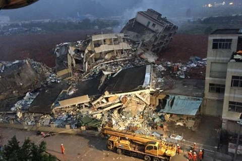 Nhiều tòa nhà bị đổ sập. (Nguồn: xinmin.cn)