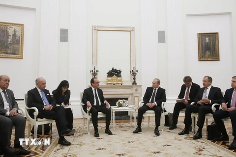 Tổng thống Nga Vladimir Putin (thứ 4, phải), Tổng thống Pháp Francois Hollande (thứ 4, trái) và Bộ trưởng Quốc phòng Pháp Jean-Yves Le Drian (thứ nhất, trái) trong một cuộc họp ở thủ đô Moskva (Nga) ngày 26/11. (Nguồn: AFP/TTXVN)