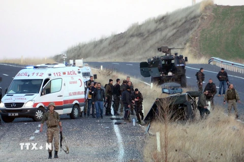 Cảnh sát và nhân viên y tế tại hiện trường vụ đánh bom ở Thổ Nhĩ Kỳ. (Nguồn: THX/TTXVN)