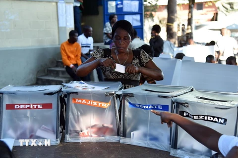Cử tri Haiti bỏ phiếu tại một điểm bầu cử ở Port-au-Prince ngày 25/10. (Nguồn: AFP/TTXVN)