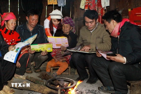 Nhân viên y tế tuyên truyền phòng chống rét và dịch bệnh mùa đông xuân cho đồng bào dân tộc thiểu số xã biên giới Sin Suối Hồ, huyện Phong Thổ. (Ảnh: Dương Ngọc/TTXVN)
