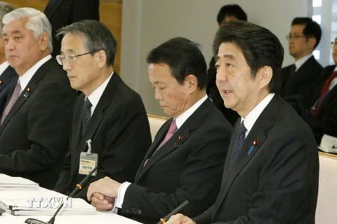 Thủ tướng Nhật Bản Shinzo Abe (thứ nhất, phải) tại phiên họp ở Tokyo ngày 18/12. (Nguồn: Kyodo/TTXVN)