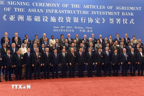 Đại diện 57 nước thành viên sáng lập AIIB tham dự lễ ký kết ngày 29/6. (Nguồn: AFP/TTXVN)