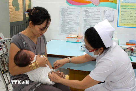 Trẻ tiêm vắcxin tại Bệnh viện Nhi Đồng 2, Thành phố Hồ Chí Minh. (Ảnh: Phương Vy/TTXVN)